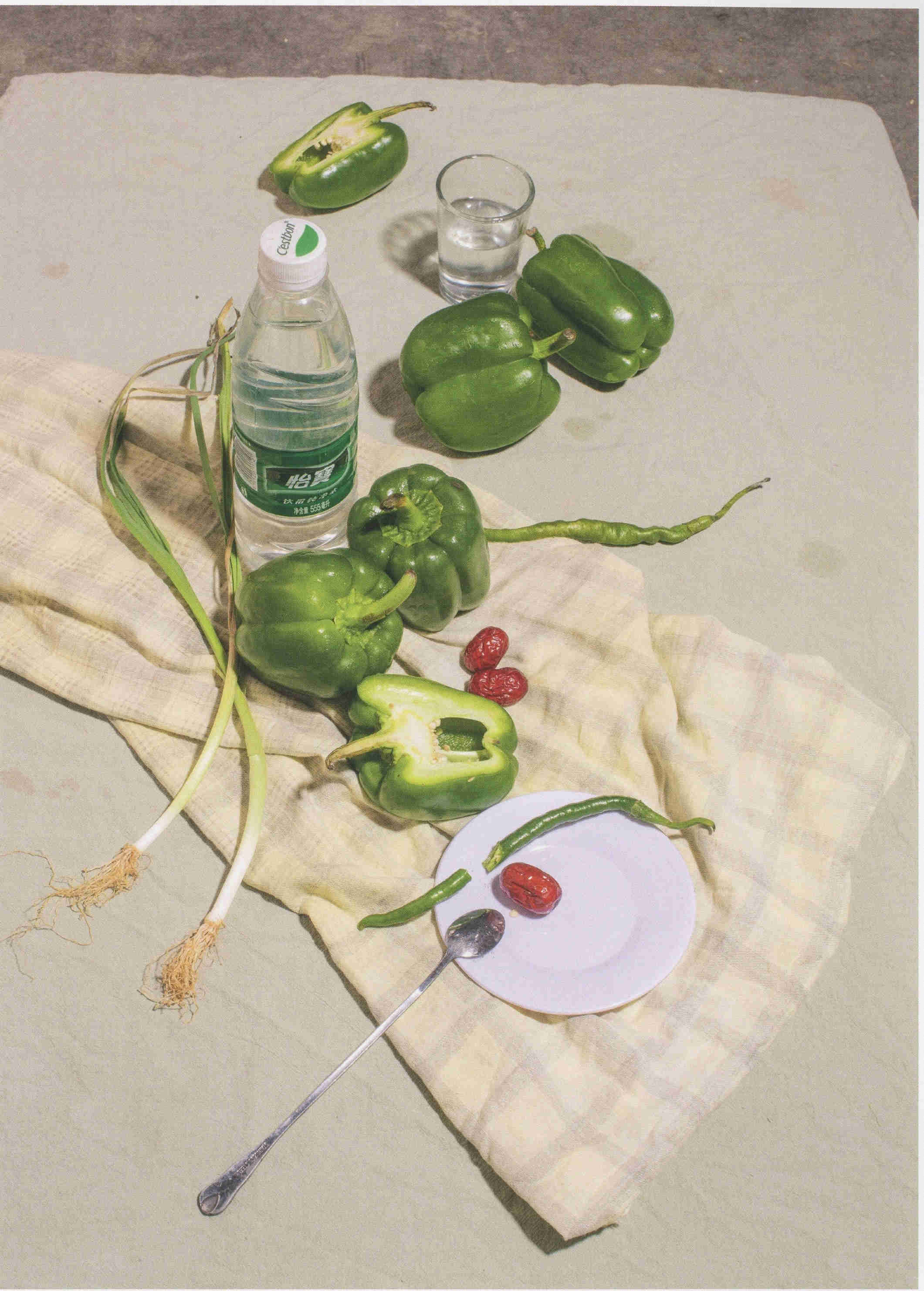 素静物照片素材 矿泉水瓶子和青椒