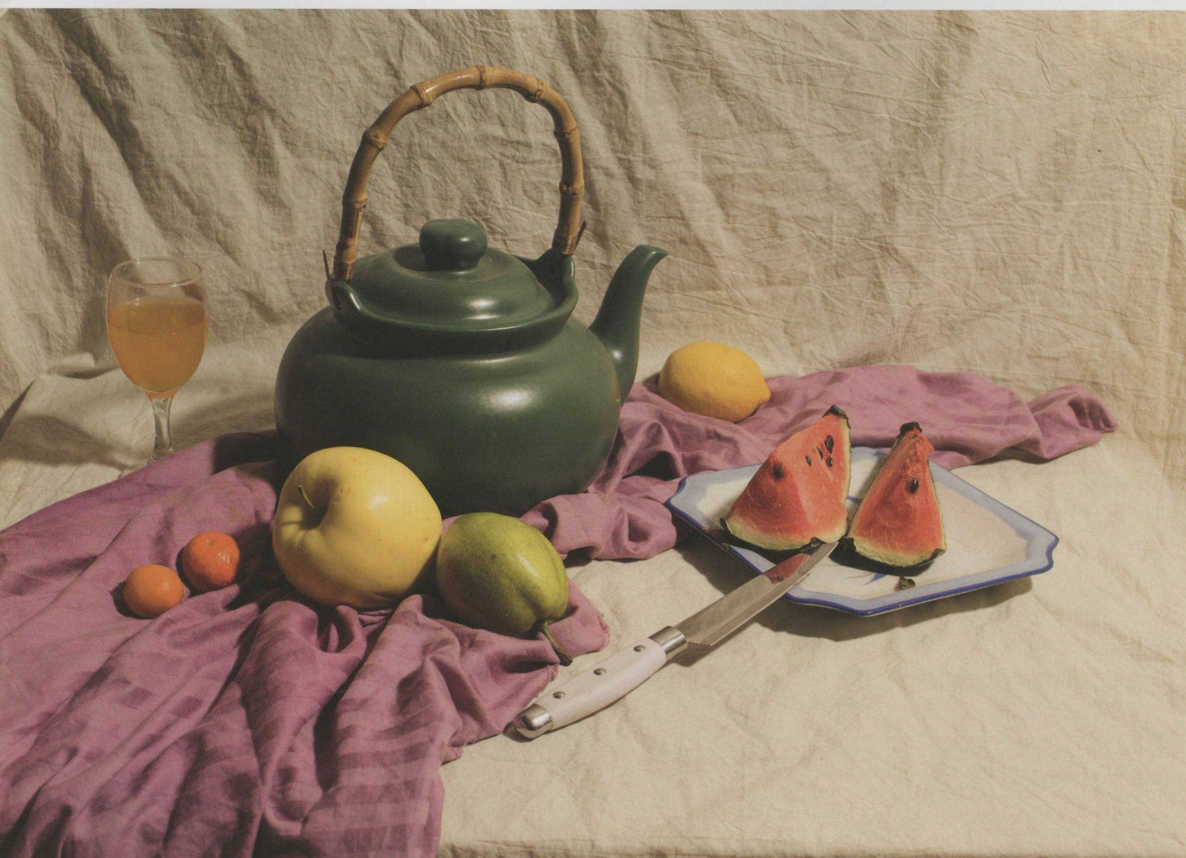 静物素描陶瓷水壶、水果、盘子、油布组合-普画网