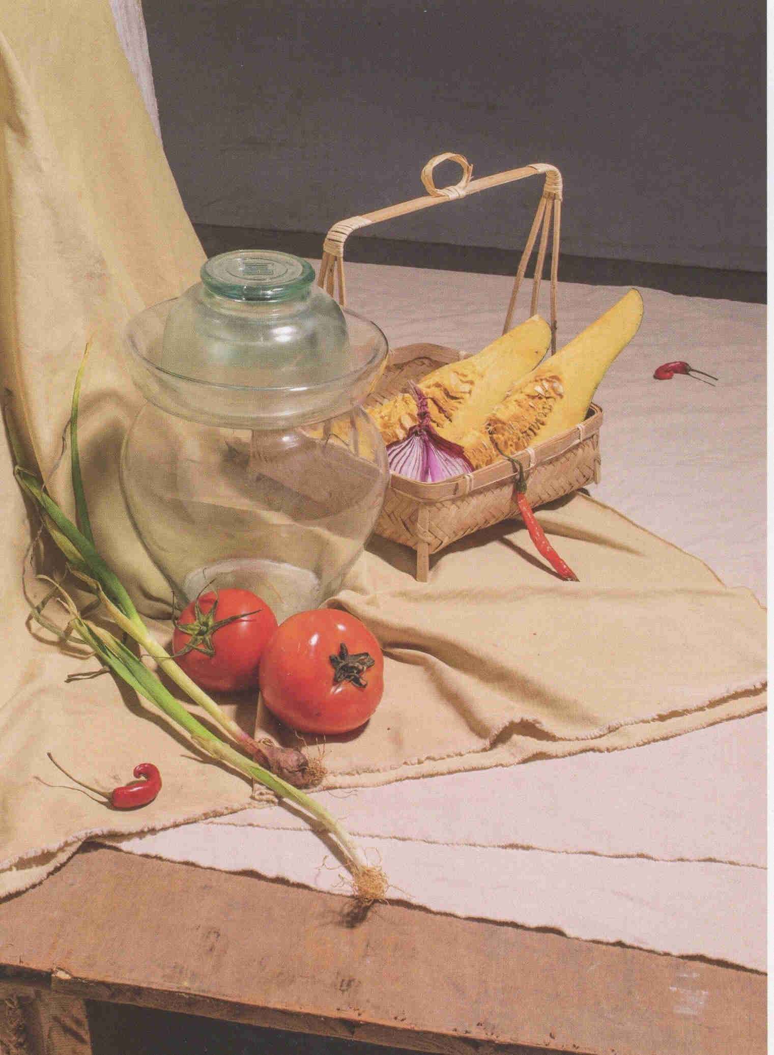 素描静物道具图片透明玻璃杯子、西红柿和葱组合